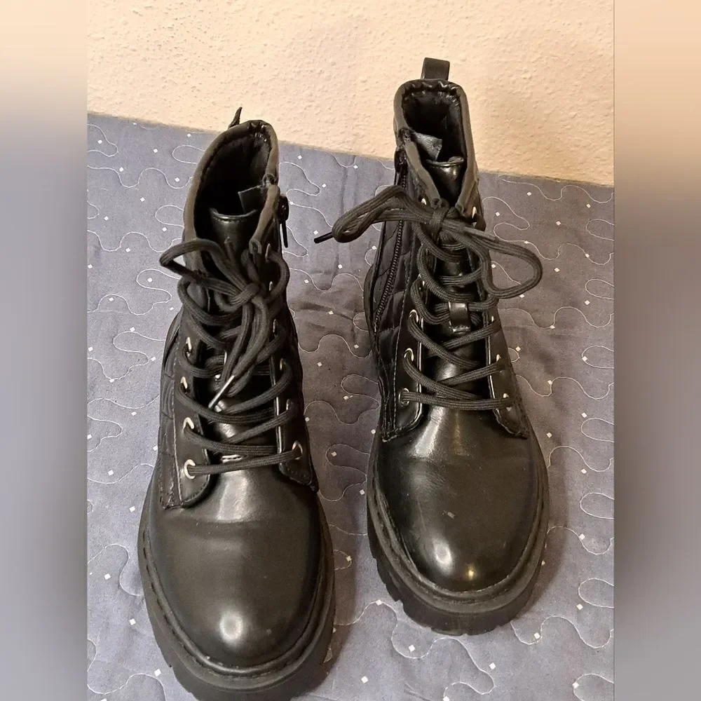 Steve Madden JRockk black lace up boots size 2